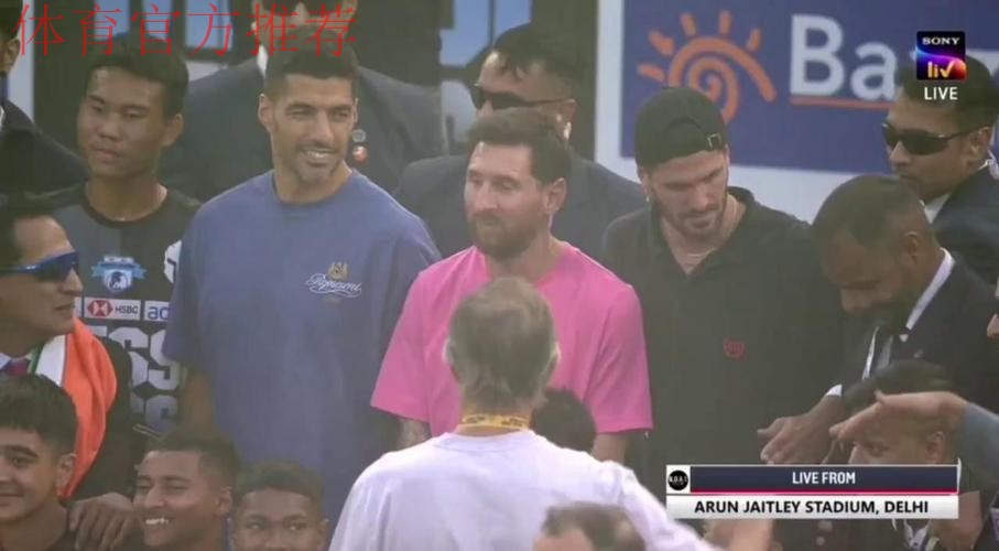 见有人合影时挤开小球员站在梅西身边,德保罗出手将其推开 见有人合影时挤开小球员站在梅西身边,德保罗出手将其推开